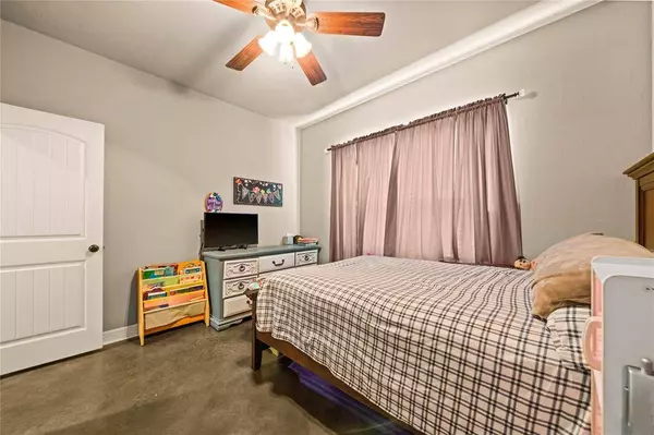 696 White Bear Trail, Lindale, TX 75771