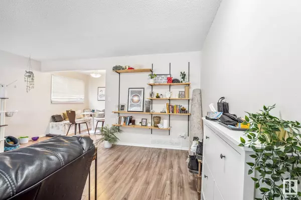 9236 153 ST NW, Edmonton, AB T5R 1P8