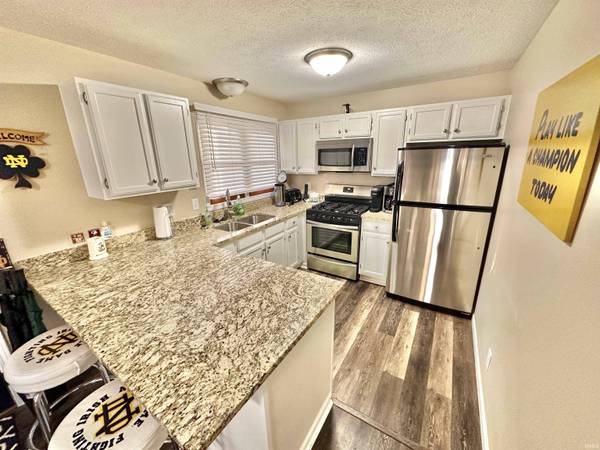 1412 N Oakhill Drive, South Bend, IN 46637-5670