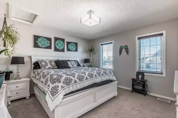 184 Copperpond Parade SE, Calgary, AB T2Z 5B2