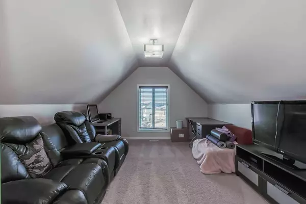 184 Copperpond Parade SE, Calgary, AB T2Z 5B2