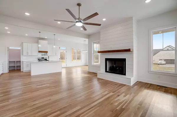 1142 Maxwell Branch Rd, Cottontown, TN 37048