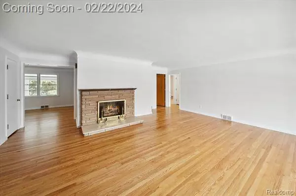 44 ROSLYN Road, Grosse Pointe Shores, MI 48236