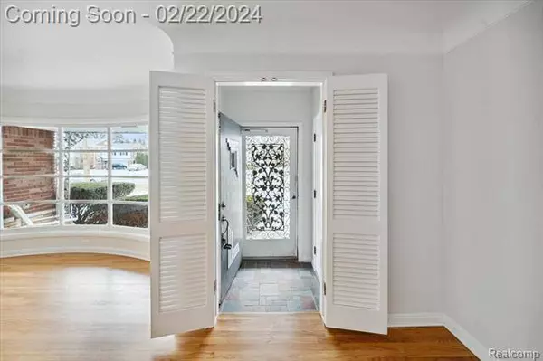 44 ROSLYN Road, Grosse Pointe Shores, MI 48236