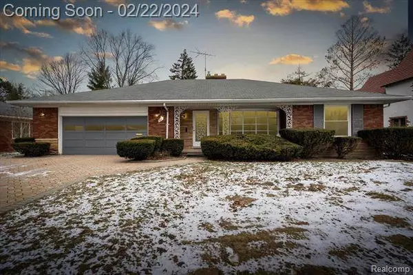 44 ROSLYN Road, Grosse Pointe Shores, MI 48236