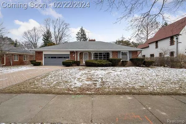 44 ROSLYN Road, Grosse Pointe Shores, MI 48236