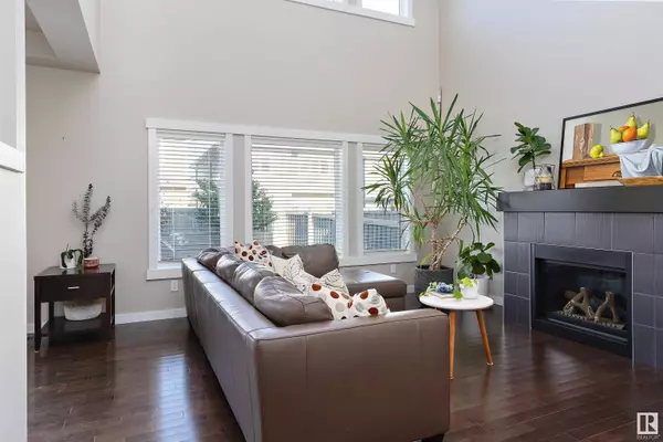 3951 CLAXTON LO SW, Edmonton, AB T6W 1Y7