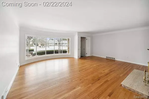 44 ROSLYN Road, Grosse Pointe Shores, MI 48236