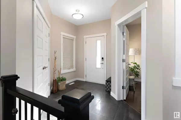 3951 CLAXTON LO SW, Edmonton, AB T6W 1Y7