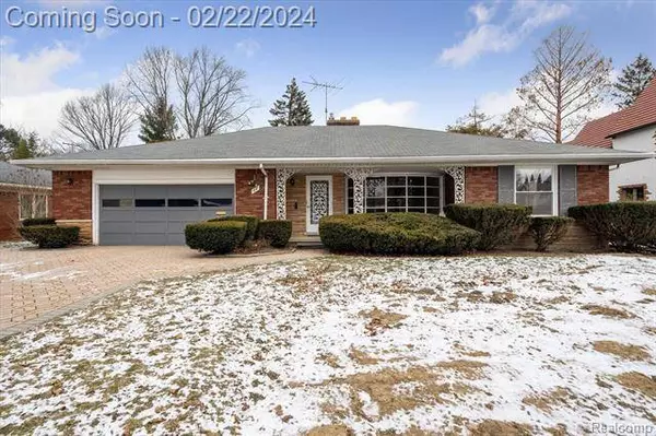 44 ROSLYN Road, Grosse Pointe Shores, MI 48236