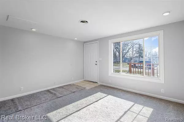 2141 E WILLIAMSON Street, Burton, MI 48529