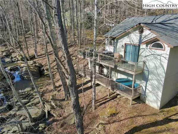 191 Woodwinds LN, Seven Devils, NC 28604