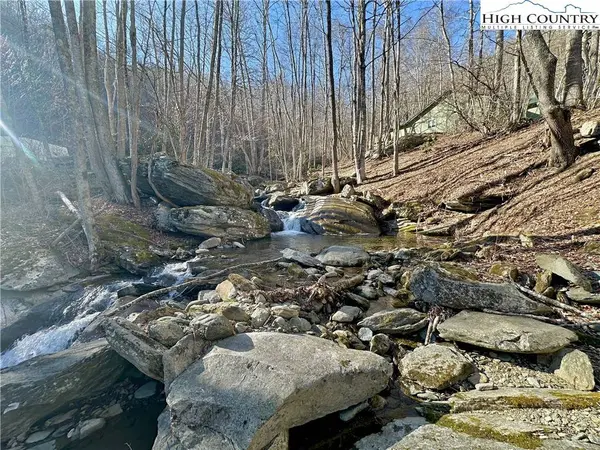 191 Woodwinds LN, Seven Devils, NC 28604