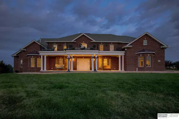 8707 N 96 Street, Omaha, NE 68122