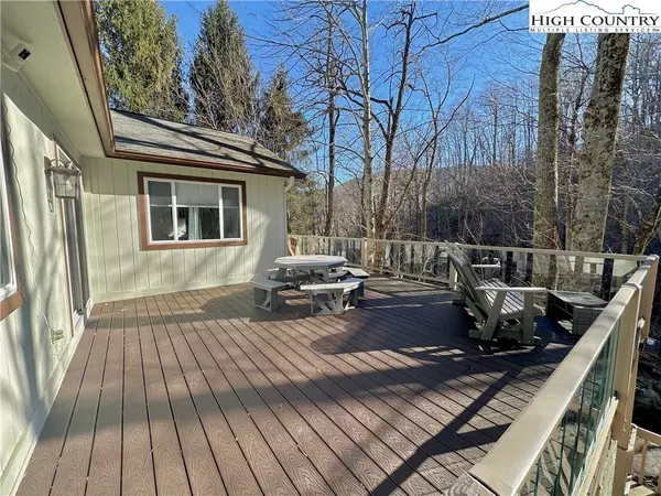 191 Woodwinds LN, Seven Devils, NC 28604