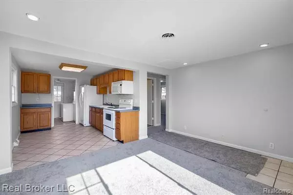 2141 E WILLIAMSON Street, Burton, MI 48529