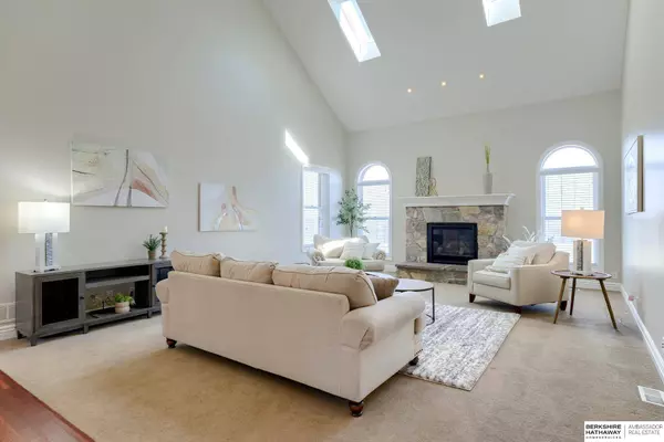 8707 N 96 Street, Omaha, NE 68122