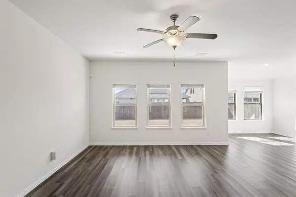 702 Pearl Way, Arlington, TX 76002