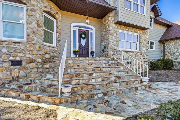 1015 8th St LN NW, Hickory, NC 28601