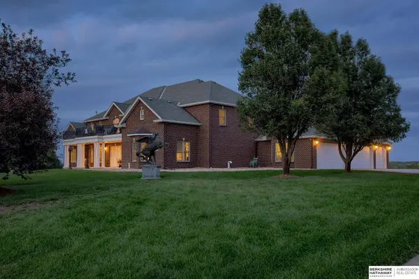 8707 N 96 Street, Omaha, NE 68122