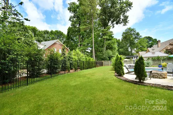 8516 Brownes Pond LN, Charlotte, NC 28277