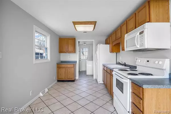 2141 E WILLIAMSON Street, Burton, MI 48529