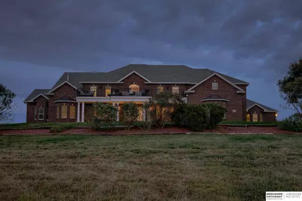 8707 N 96 Street, Omaha, NE 68122