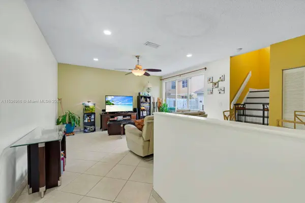 894 SW 179th Ave, Pembroke Pines, FL 33029