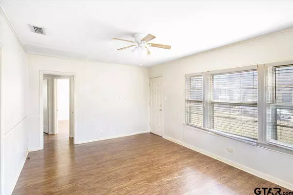 301 E Bradford St, Troup, TX 75789