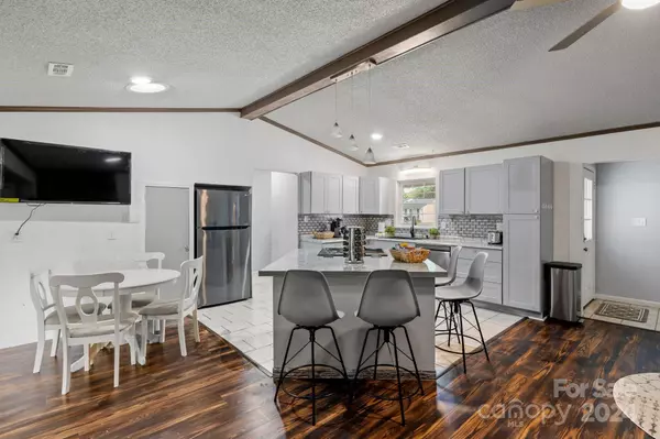 209 Scottlynn DR, Asheville, NC 28806