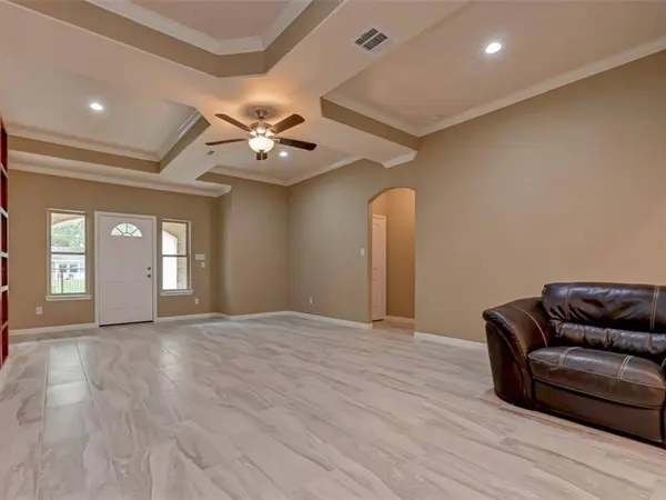 10534 Hollyglen DR, Houston, TX 77016