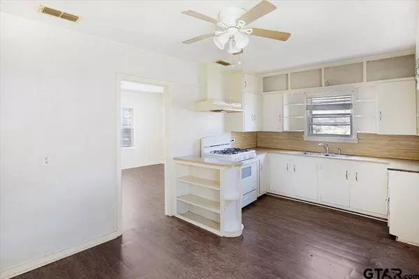 301 E Bradford St, Troup, TX 75789