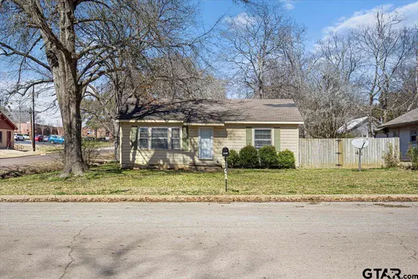 301 E Bradford St, Troup, TX 75789