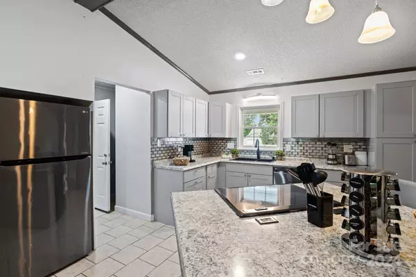 209 Scottlynn DR, Asheville, NC 28806