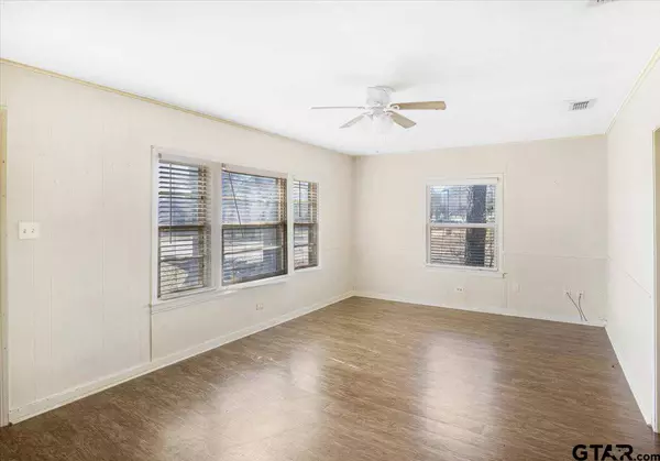 301 E Bradford St, Troup, TX 75789