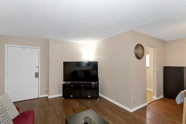 1460 Fairlane DR #328, Schaumburg, IL 60193