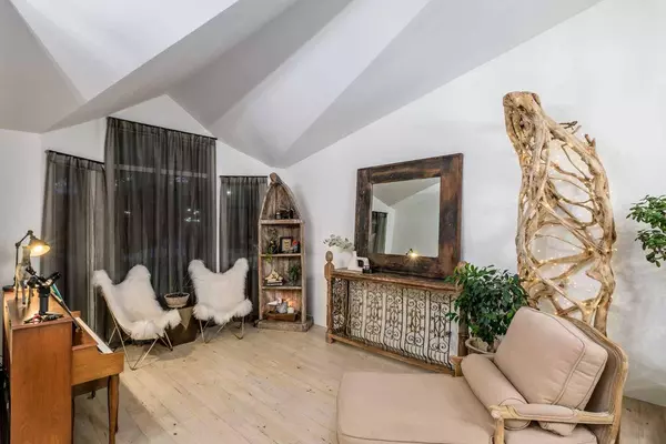 908 Suncastle DR SE, Calgary, AB T2X 2M4