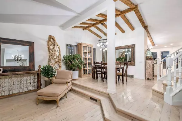 908 Suncastle DR SE, Calgary, AB T2X 2M4