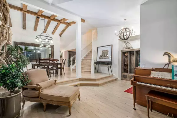 908 Suncastle DR SE, Calgary, AB T2X 2M4