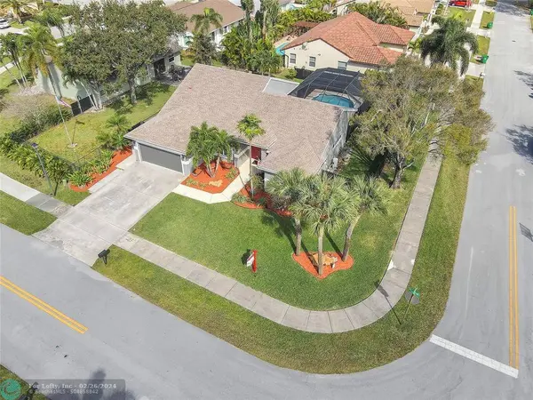 9821 SW 15th Dr, Plantation, FL 33324