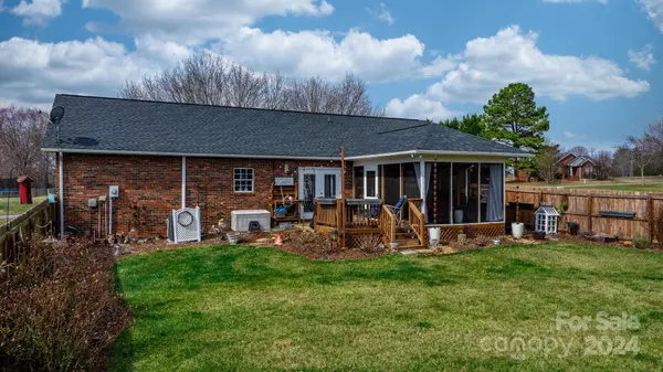 5086 Gateway DR, Claremont, NC 28610