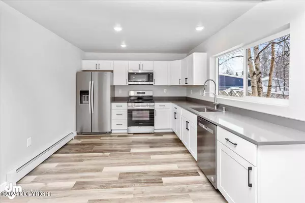 2737 Glacier ST, Anchorage, AK 99508