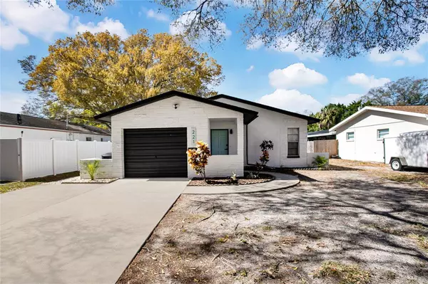 221 NE MONROE CIR N, St Petersburg, FL 33702