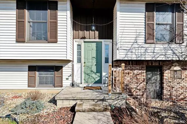 574 HUNTINGTON Drive, Adrian, MI 49221