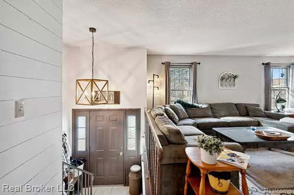 574 HUNTINGTON Drive, Adrian, MI 49221