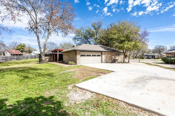 219 Clubbrook Circle, Desoto, TX 75115