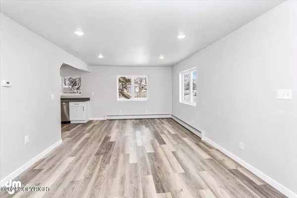 2737 Glacier ST, Anchorage, AK 99508