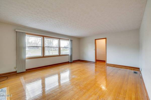 312 Castle Oaks DR, Kingsport, TN 37663