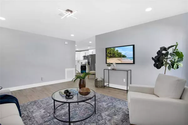 221 NE MONROE CIR N, St Petersburg, FL 33702