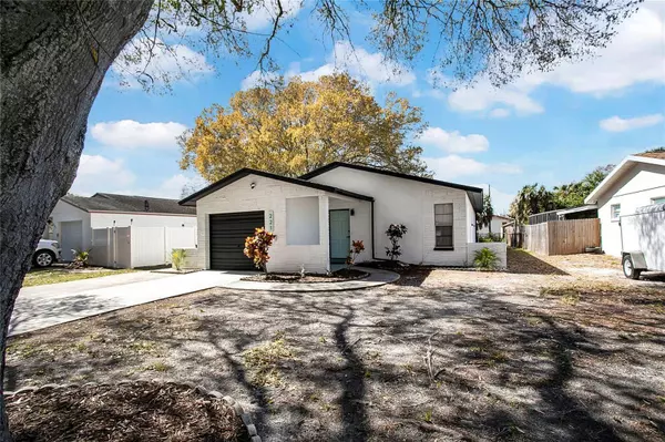 221 NE MONROE CIR N, St Petersburg, FL 33702